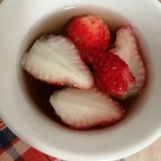 苺、メープルシロップ入りほうじ茶